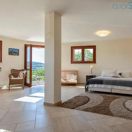 Villa With Pool, Private Parking, Air Conditioning, 5 Bedrooms And 4 Bathrooms *