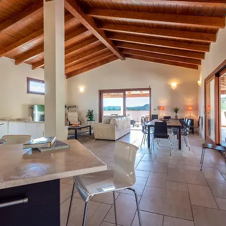 With Pool, Private Parking, Air Conditioning, 5 Bedrooms And 4 Bathrooms Villa *