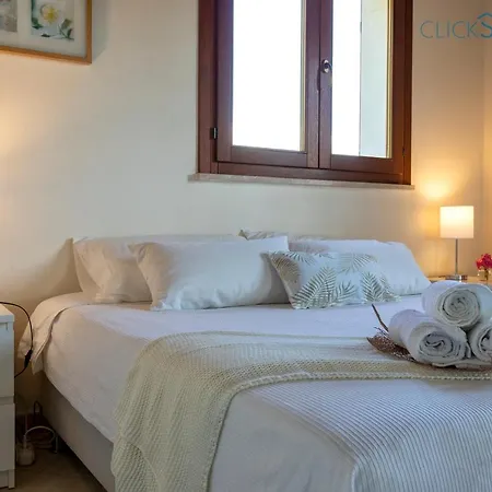 Villa With Pool, Private Parking, Air Conditioning, 5 Bedrooms And 4 Bathrooms *