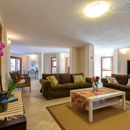 With Pool, Private Parking, Air Conditioning, 5 Bedrooms And 4 Bathrooms *