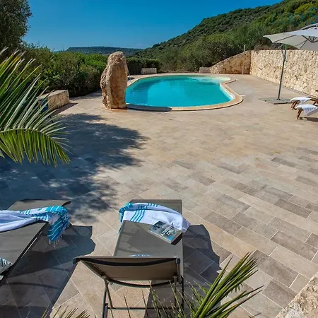 Villa With Pool, Private Parking, Air Conditioning, 5 Bedrooms And 4 Bathrooms *
