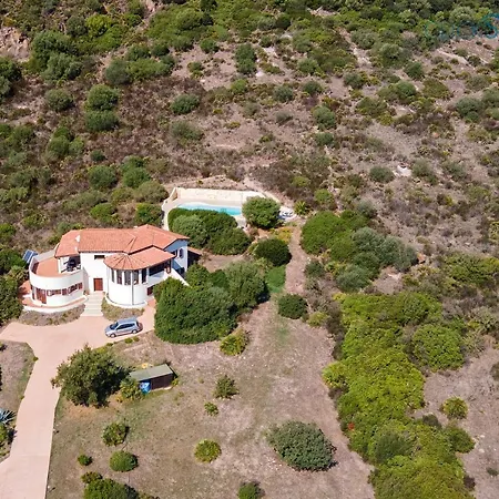 With Pool, Private Parking, Air Conditioning, 5 Bedrooms And 4 Bathrooms