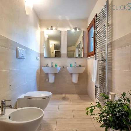 With Pool, Private Parking, Air Conditioning, 5 Bedrooms And 4 Bathrooms *