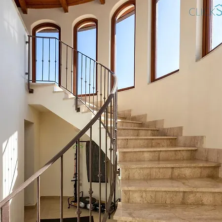 With Pool, Private Parking, Air Conditioning, 5 Bedrooms And 4 Bathrooms *