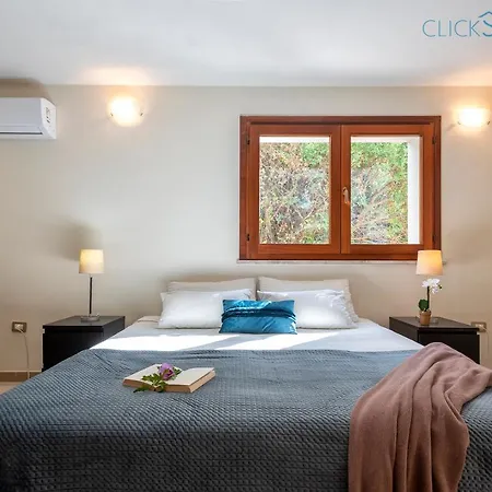 With Pool, Private Parking, Air Conditioning, 5 Bedrooms And 4 Bathrooms Villa Alghero