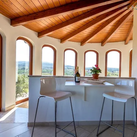 With Pool, Private Parking, Air Conditioning, 5 Bedrooms And 4 Bathrooms