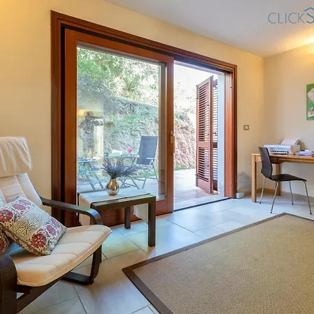 Villa With Pool, Private Parking, Air Conditioning, 5 Bedrooms And 4 Bathrooms