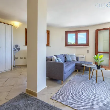 With Pool, Private Parking, Air Conditioning, 5 Bedrooms And 4 Bathrooms