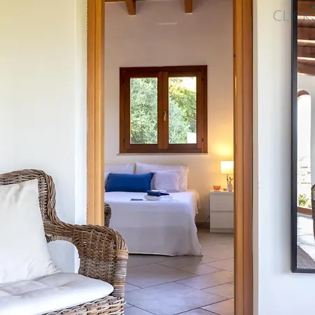 Villa With Pool, Private Parking, Air Conditioning, 5 Bedrooms And 4 Bathrooms
