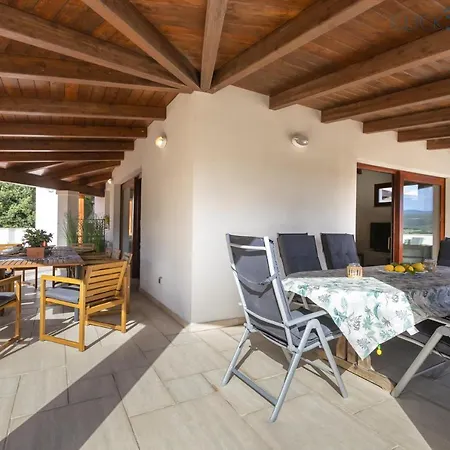 With Pool, Private Parking, Air Conditioning, 5 Bedrooms And 4 Bathrooms Villa *
