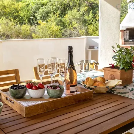Villa With Pool, Private Parking, Air Conditioning, 5 Bedrooms And 4 Bathrooms *
