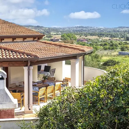 Villa With Pool, Private Parking, Air Conditioning, 5 Bedrooms And 4 Bathrooms