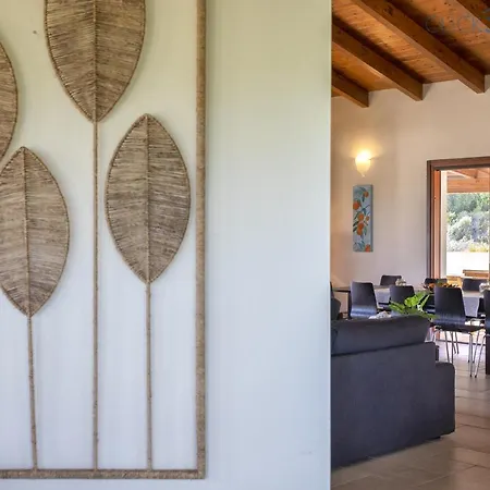 With Pool, Private Parking, Air Conditioning, 5 Bedrooms And 4 Bathrooms