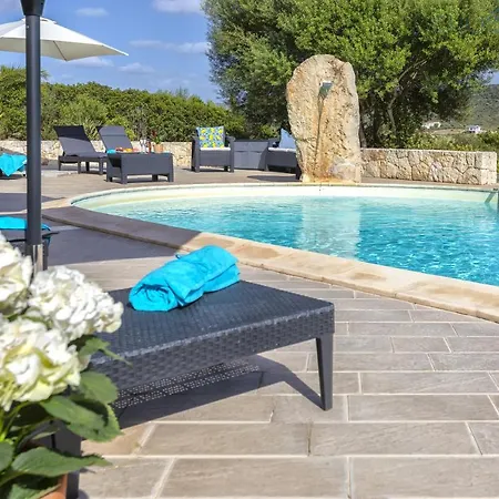 With Pool, Private Parking, Air Conditioning, 5 Bedrooms And 4 Bathrooms *