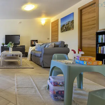 Villa With Pool, Private Parking, Air Conditioning, 5 Bedrooms And 4 Bathrooms