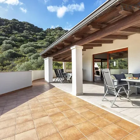 Villa With Pool, Private Parking, Air Conditioning, 5 Bedrooms And 4 Bathrooms Alghero