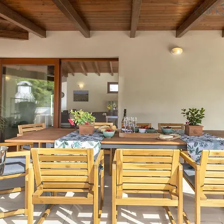 With Pool, Private Parking, Air Conditioning, 5 Bedrooms And 4 Bathrooms Villa *