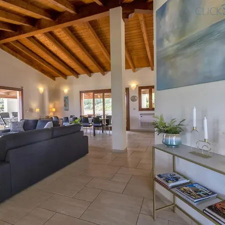 With Pool, Private Parking, Air Conditioning, 5 Bedrooms And 4 Bathrooms *