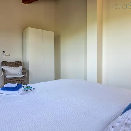 Villa With Pool, Private Parking, Air Conditioning, 5 Bedrooms And 4 Bathrooms