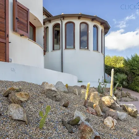 With Pool, Private Parking, Air Conditioning, 5 Bedrooms And 4 Bathrooms Villa *