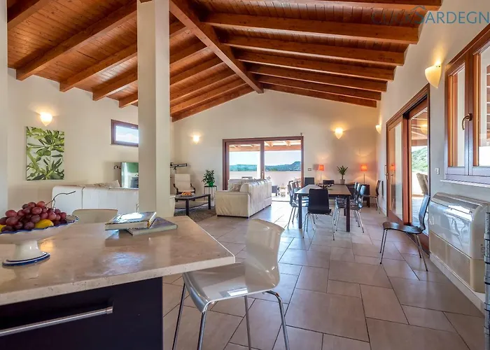 With Pool, Private Parking, Air Conditioning, 5 Bedrooms And 4 Bathrooms Villa *