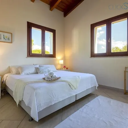 With Pool, Private Parking, Air Conditioning, 5 Bedrooms And 4 Bathrooms Willa *