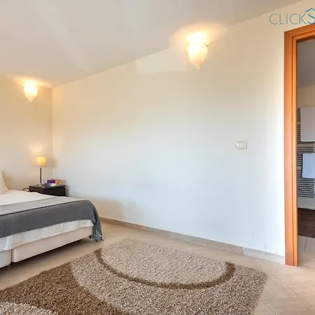 With Pool, Private Parking, Air Conditioning, 5 Bedrooms And 4 Bathrooms *