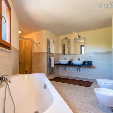 With Pool, Private Parking, Air Conditioning, 5 Bedrooms And 4 Bathrooms