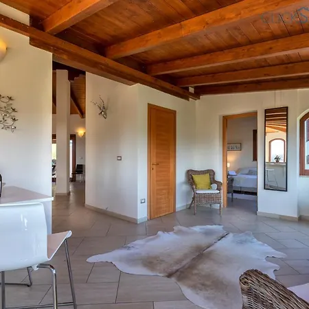 With Pool, Private Parking, Air Conditioning, 5 Bedrooms And 4 Bathrooms
