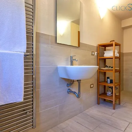 With Pool, Private Parking, Air Conditioning, 5 Bedrooms And 4 Bathrooms *