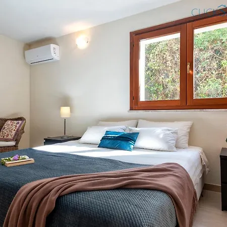 With Pool, Private Parking, Air Conditioning, 5 Bedrooms And 4 Bathrooms *