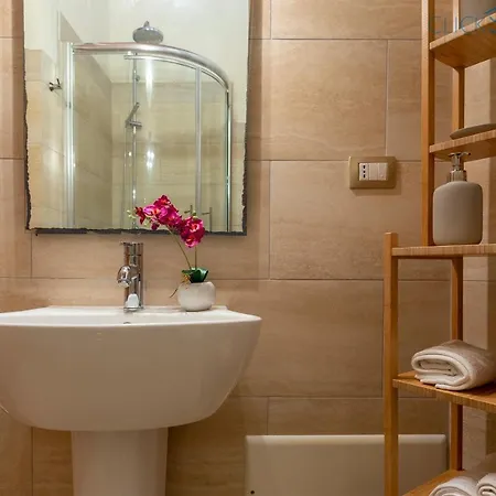With Pool, Private Parking, Air Conditioning, 5 Bedrooms And 4 Bathrooms