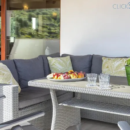 Villa With Pool, Private Parking, Air Conditioning, 5 Bedrooms And 4 Bathrooms *