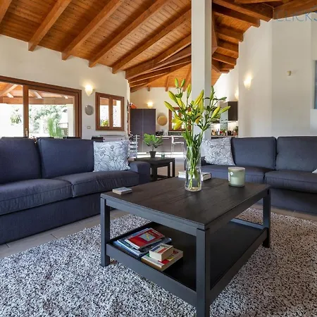 Villa Con Piscina Indipendente Con 5 E 4 Bagni