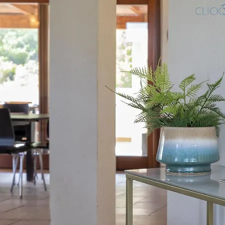Villa With Pool, Private Parking, Air Conditioning, 5 Bedrooms And 4 Bathrooms