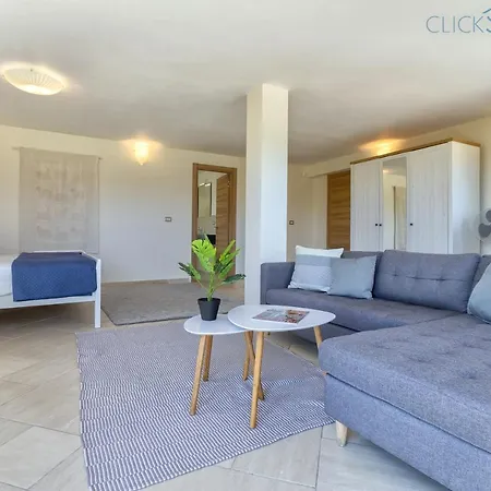 With Pool, Private Parking, Air Conditioning, 5 Bedrooms And 4 Bathrooms Villa