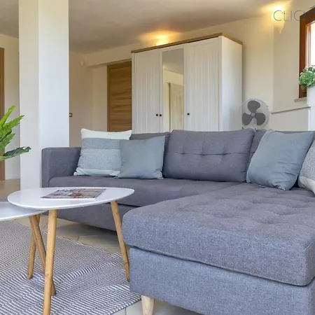 With Pool, Private Parking, Air Conditioning, 5 Bedrooms And 4 Bathrooms Alghero