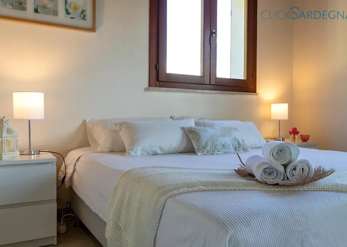 Villa With Pool, Private Parking, Air Conditioning, 5 Bedrooms And 4 Bathrooms *