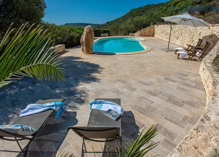 Villa With Pool, Private Parking, Air Conditioning, 5 Bedrooms And 4 Bathrooms *