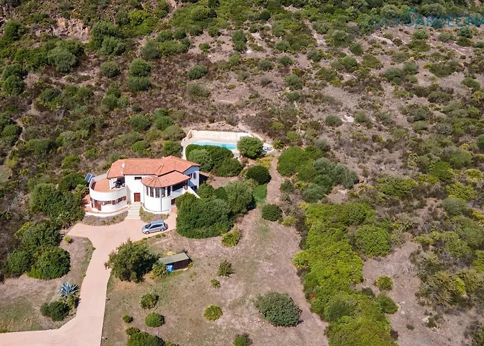 With Pool, Private Parking, Air Conditioning, 5 Bedrooms And 4 Bathrooms