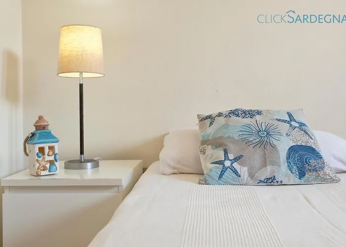 With Pool, Private Parking, Air Conditioning, 5 Bedrooms And 4 Bathrooms *