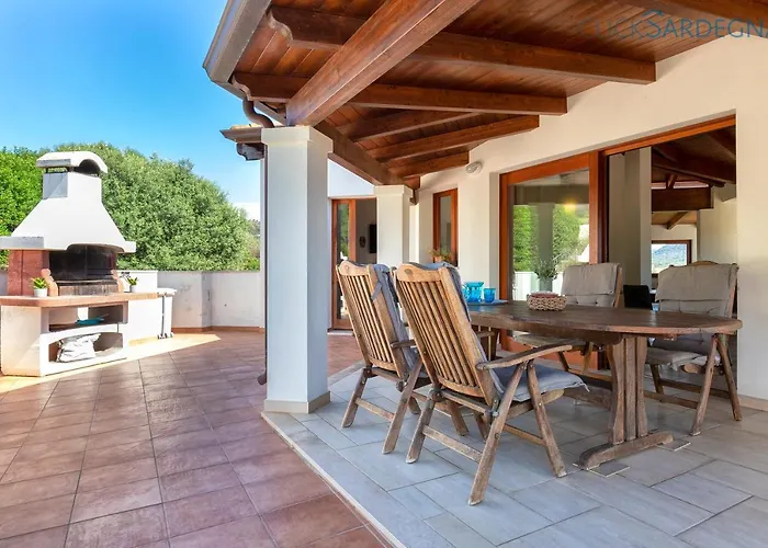 With Pool, Private Parking, Air Conditioning, 5 Bedrooms And 4 Bathrooms Villa *