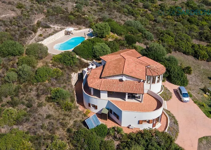 Villa With Pool, Private Parking, Air Conditioning, 5 Bedrooms And 4 Bathrooms