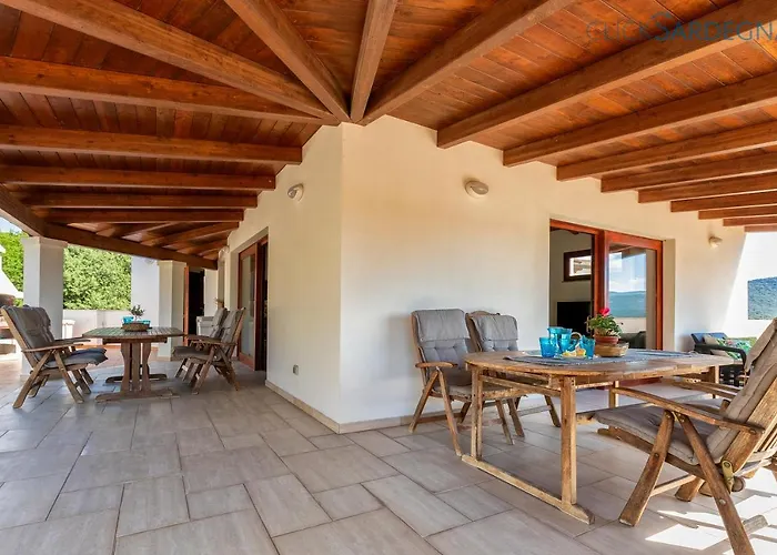 With Pool, Private Parking, Air Conditioning, 5 Bedrooms And 4 Bathrooms Villa