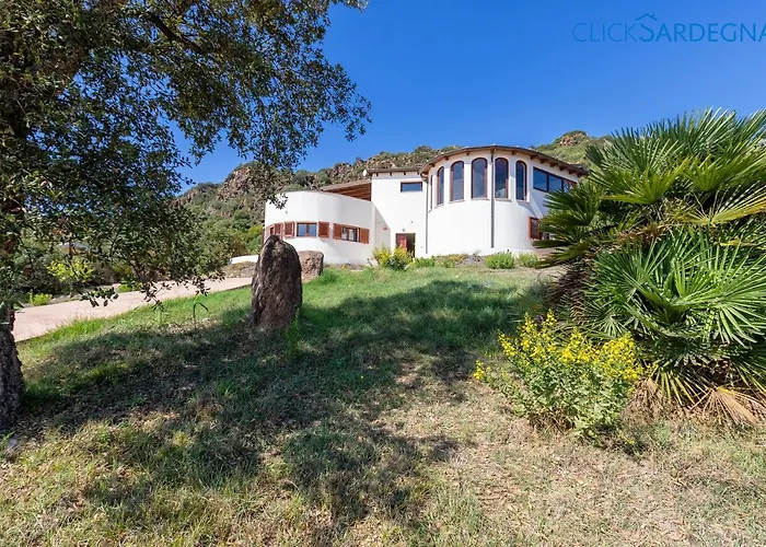 With Pool, Private Parking, Air Conditioning, 5 Bedrooms And 4 Bathrooms Villa *