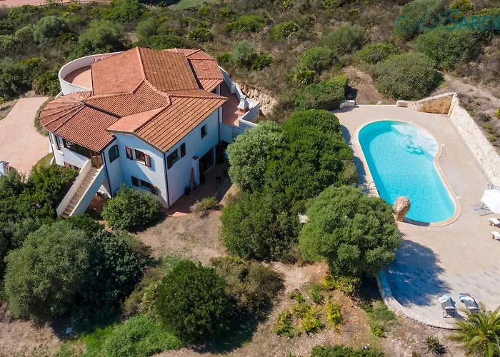 With Pool, Private Parking, Air Conditioning, 5 Bedrooms And 4 Bathrooms Villa *