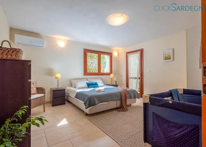 Villa With Pool, Private Parking, Air Conditioning, 5 Bedrooms And 4 Bathrooms *