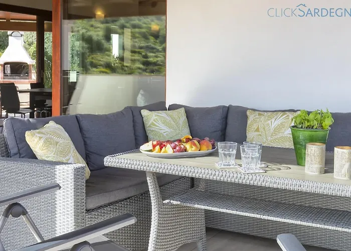 Villa With Pool, Private Parking, Air Conditioning, 5 Bedrooms And 4 Bathrooms *