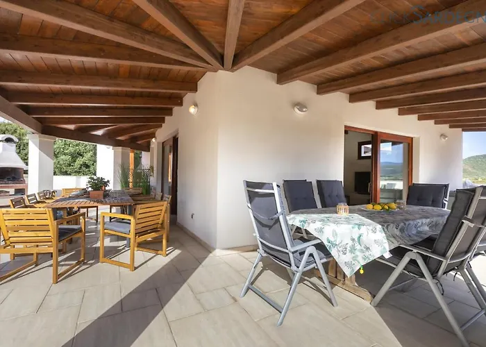 With Pool, Private Parking, Air Conditioning, 5 Bedrooms And 4 Bathrooms Villa *