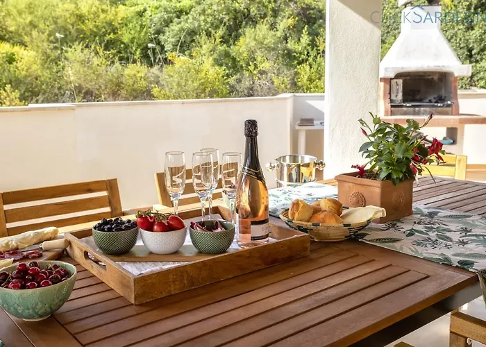 Villa With Pool, Private Parking, Air Conditioning, 5 Bedrooms And 4 Bathrooms *